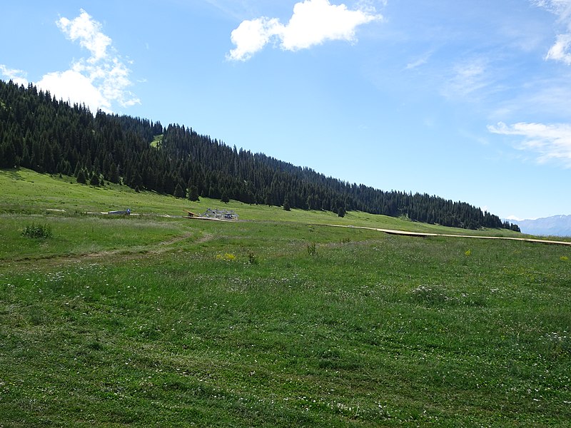Scenery in Lake Sayram Scenic Spot, Xinjiang, China (Credit: Tomskyhaha) This file is licensed under the Creative Commons Attribution-Share Alike 4.0 International license 